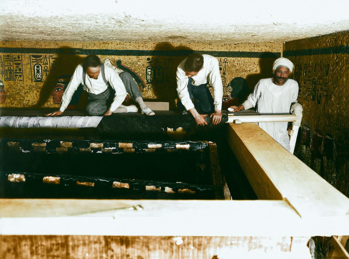 История обнаружения гробницы Тутанхамона в цветных фотографиях История обнаружения гробницы Тутанхамона в цветных фотографиях
