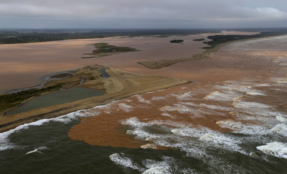 Загрязненные воды реки Риу Доси