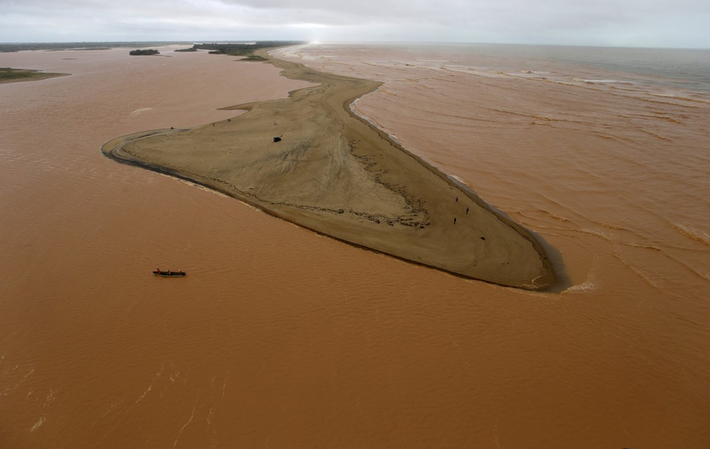 Загрязненные воды реки Риу Доси