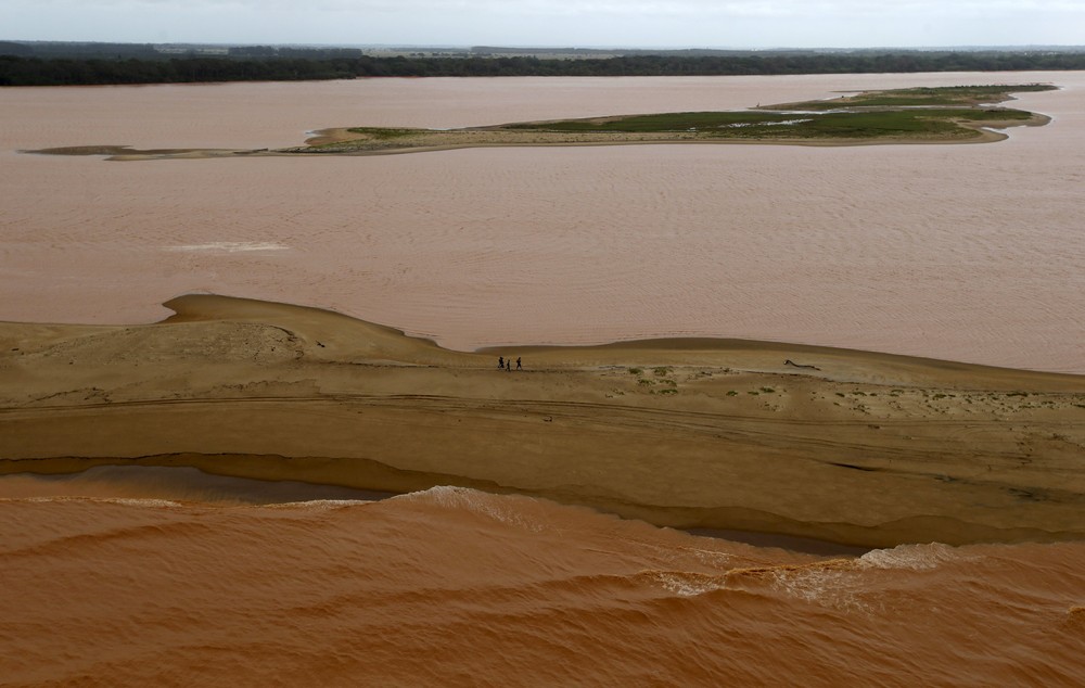 Загрязненные воды реки Риу Доси