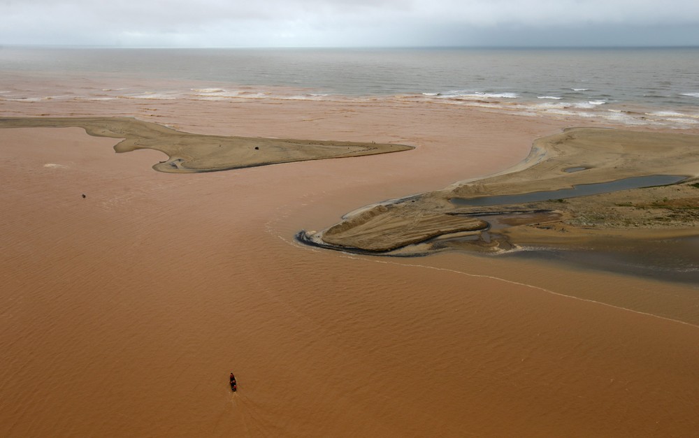 Загрязненные воды реки Риу Доси