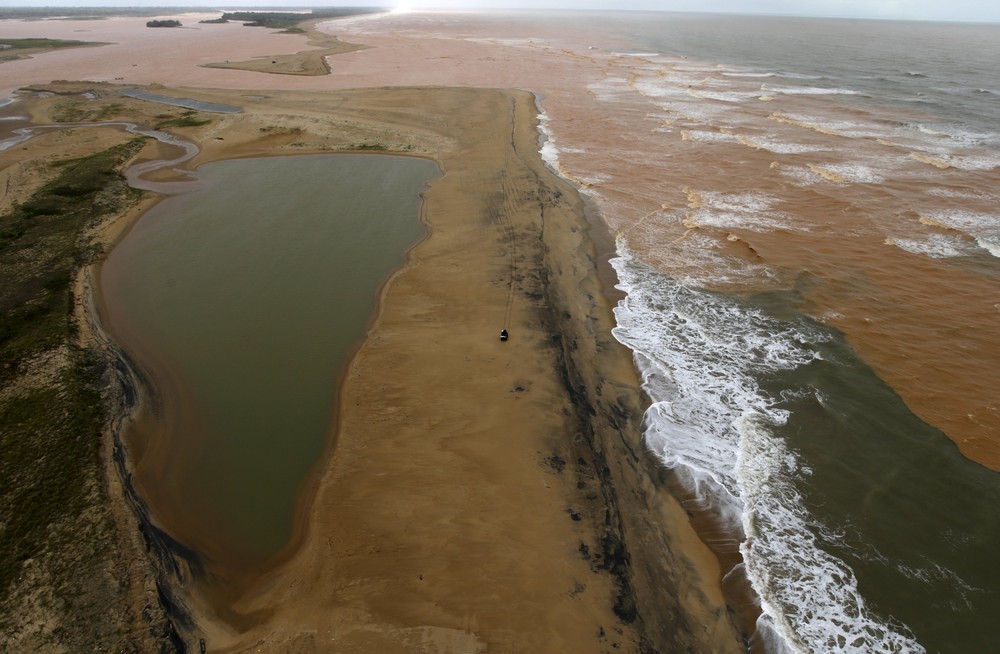 Загрязненные воды реки Риу Доси