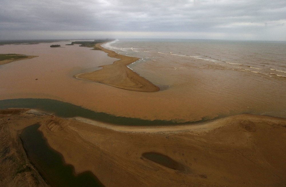 Загрязненные воды реки Риу Доси