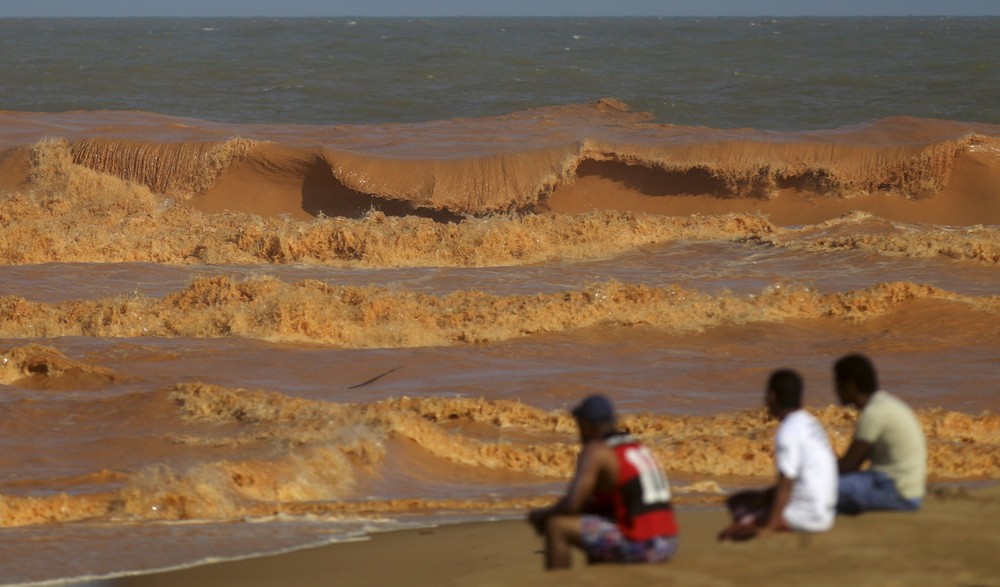 Загрязненные воды реки Риу Доси