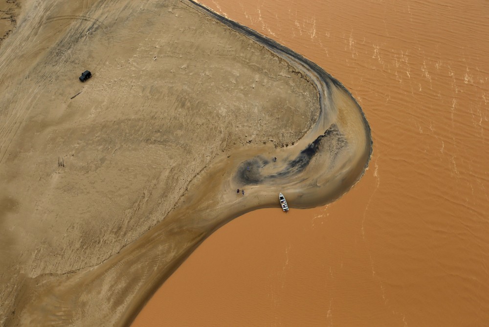 Загрязненные воды реки Риу Доси