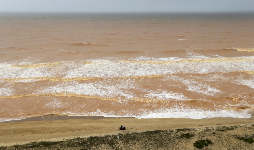 Загрязненные воды реки Риу Доси