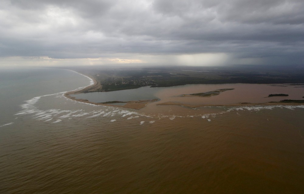Загрязненные воды реки Риу Доси