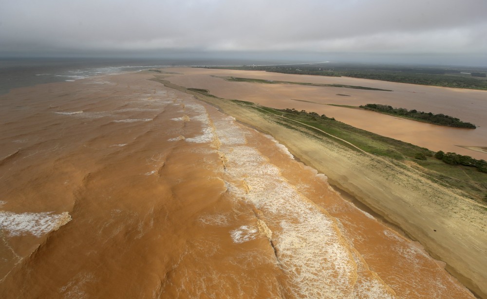 Загрязненные воды реки Риу Доси