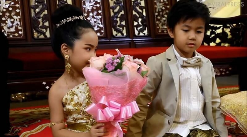 В Таиланде поженили 6-летних близнецов