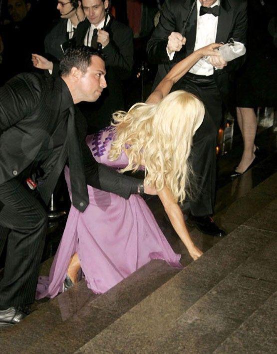 Падения знаменитостей