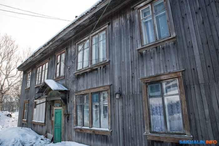 В Южно-Сахалинске старый барак спрятали под красивым баннером