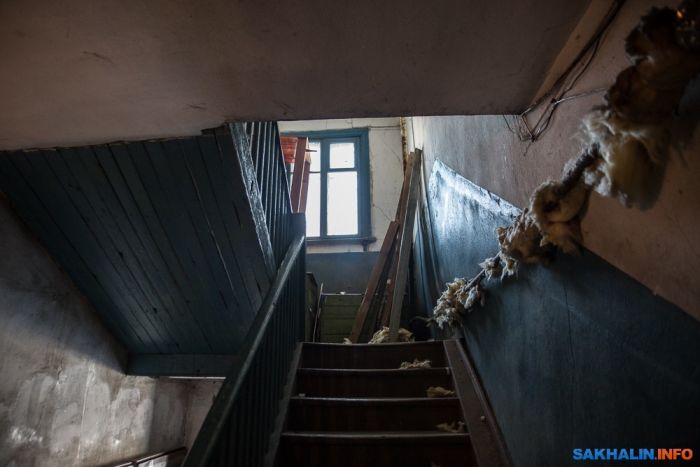 В Южно-Сахалинске старый барак спрятали под красивым баннером