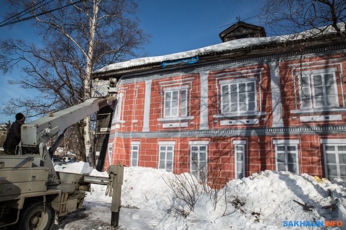 В Южно-Сахалинске старый барак спрятали под красивым баннером