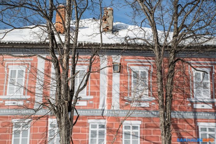 В Южно-Сахалинске старый барак спрятали под красивым баннером