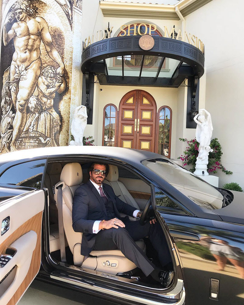 Instagram-аккаунт австралийского Хью Хефнера закрыли за ненадлежащее содержание