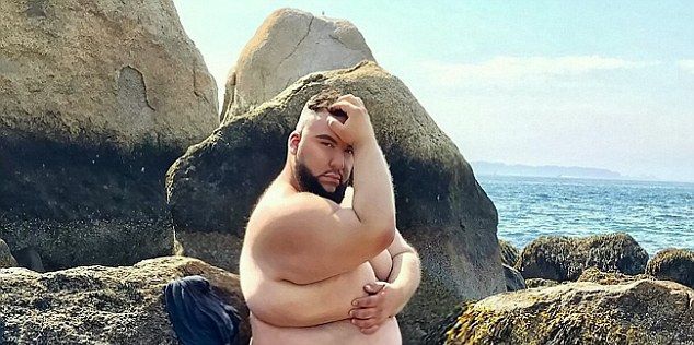 Толстяк с огромной грудью стал гламурной моделью