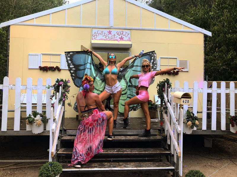 Блестки, японские школьницы и будка для поцелуев 48-часовой Secret Garden Festival