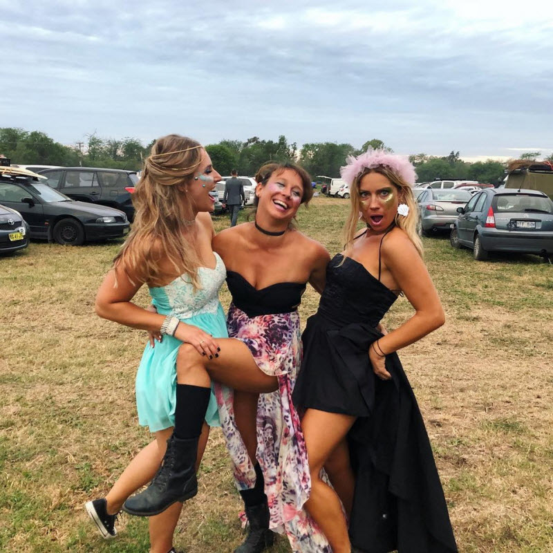 Блестки, японские школьницы и будка для поцелуев 48-часовой Secret Garden Festival