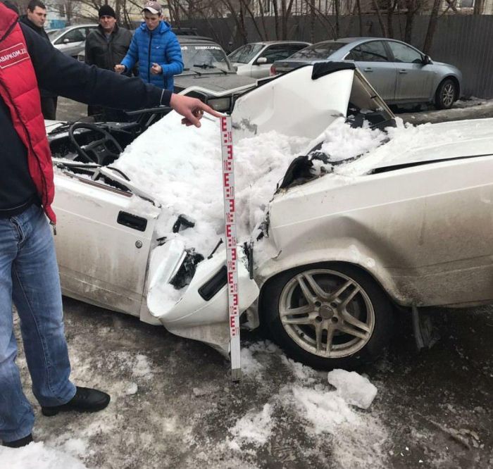В Бийске упавший с крыши лед раздавил автомобиль ВАЗ
