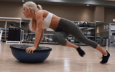 Спортивные девушки тренируются