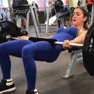 Спортивные девушки тренируются