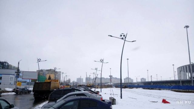 "Пьяные" фонари и тротуар в Нижнем Новгороде