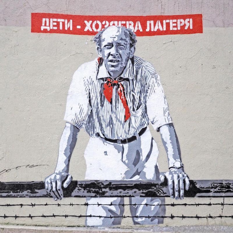 Веселые рисунки московского уличного художника Zoom