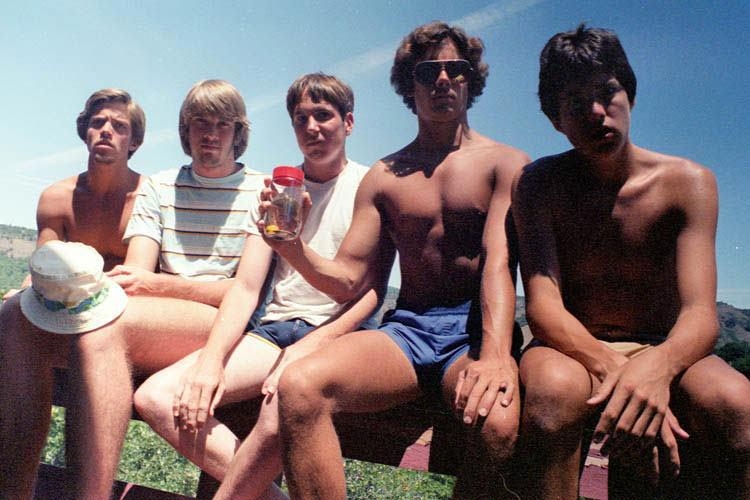 Эти друзья воссоздают одну и ту же фотографию вот уже 35 лет, и они сделали это снова Эти друзья воссоздают одну и ту же фотографию вот уже 35 лет, и они сделали это снова