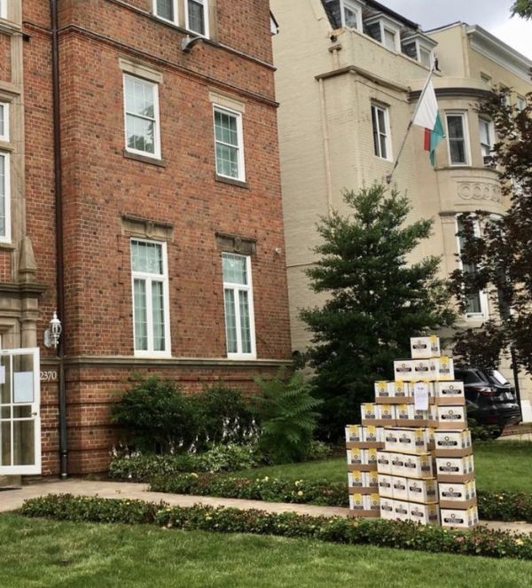 Мексиканские болельщики доставили подарок в посольство Южной Кореи