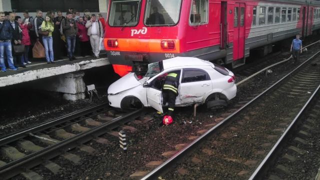 Столкновение автомобиля и электропоезда в Щербинке.