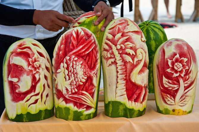 Невероятные скульптуры из арбузов