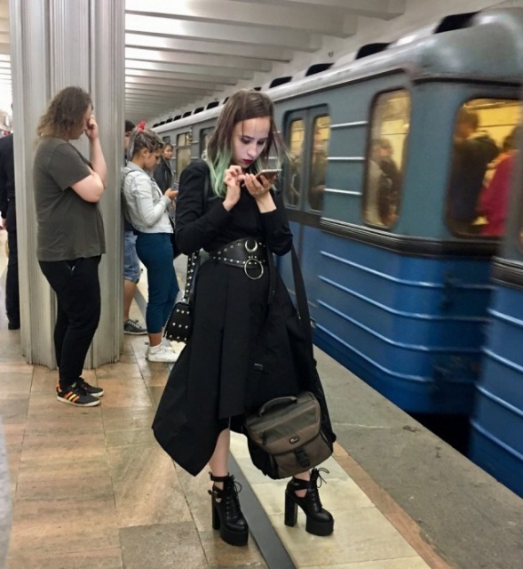 Модницы и модники из метрополитена
