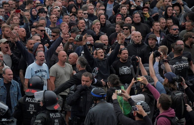 Десятки человек пострадали в результате протестов в городе Хемнице, Германия