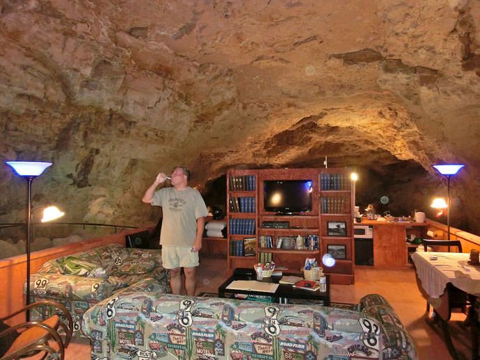 Самый глубокий, самый темный и самый тихий номер в мире в недрах пещеры