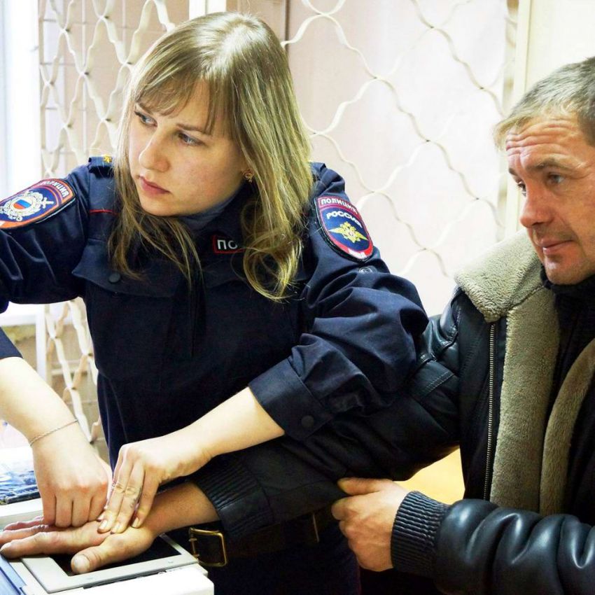 Лица девушек из российской полиции