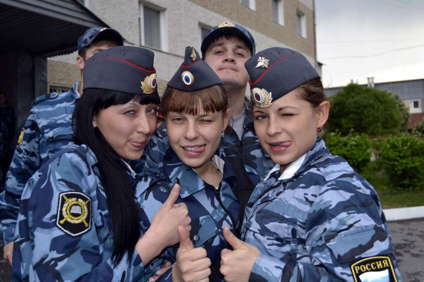 Лица девушек из российской полиции