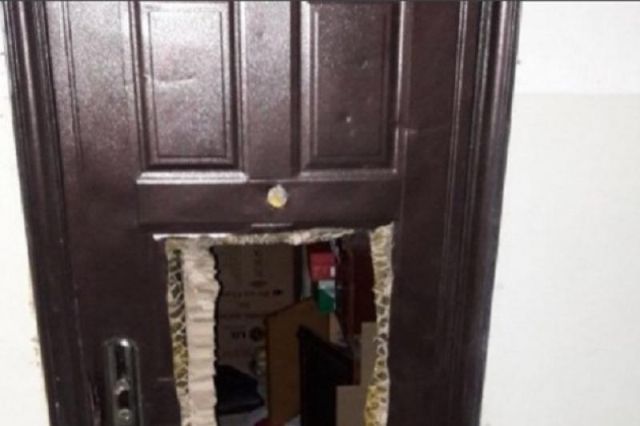 В Караганде воры разрезали ножом дверь квартиры