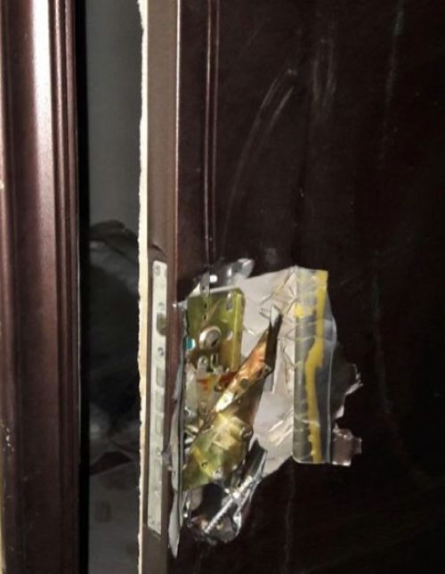 В Караганде воры разрезали ножом дверь квартиры