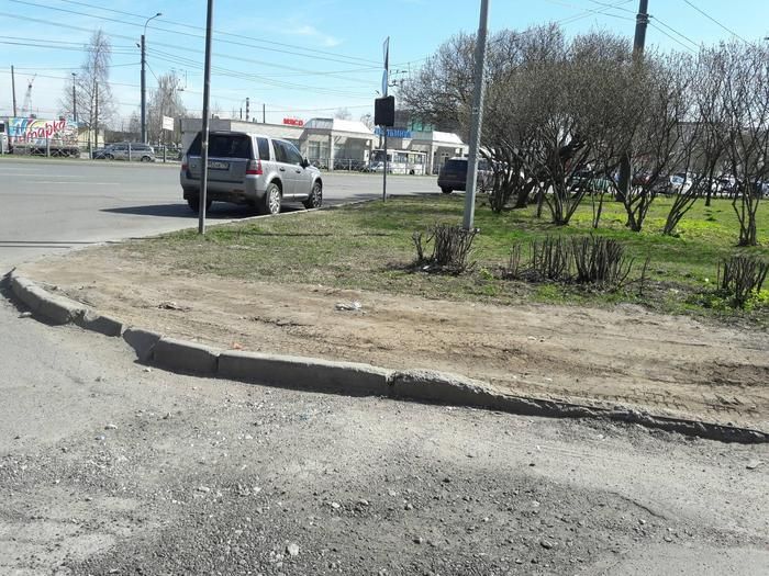 В Санкт-Петербурге во дворе одного из домов идет война за газон