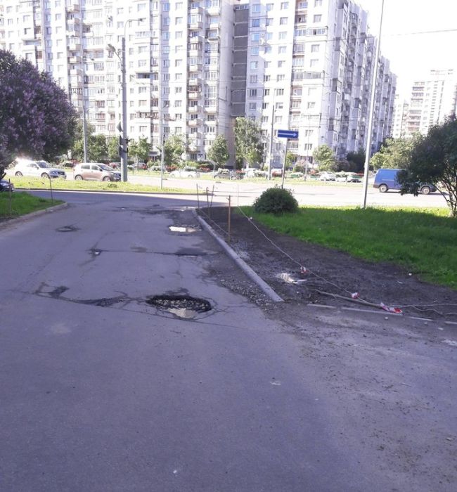 В Санкт-Петербурге во дворе одного из домов идет война за газон