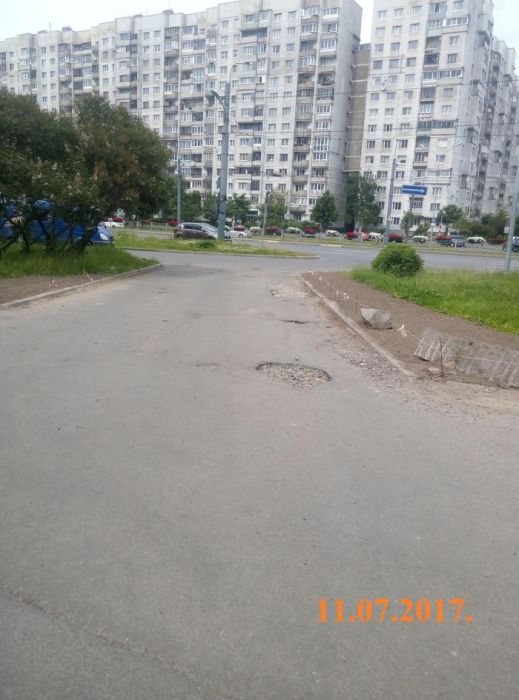 В Санкт-Петербурге во дворе одного из домов идет война за газон
