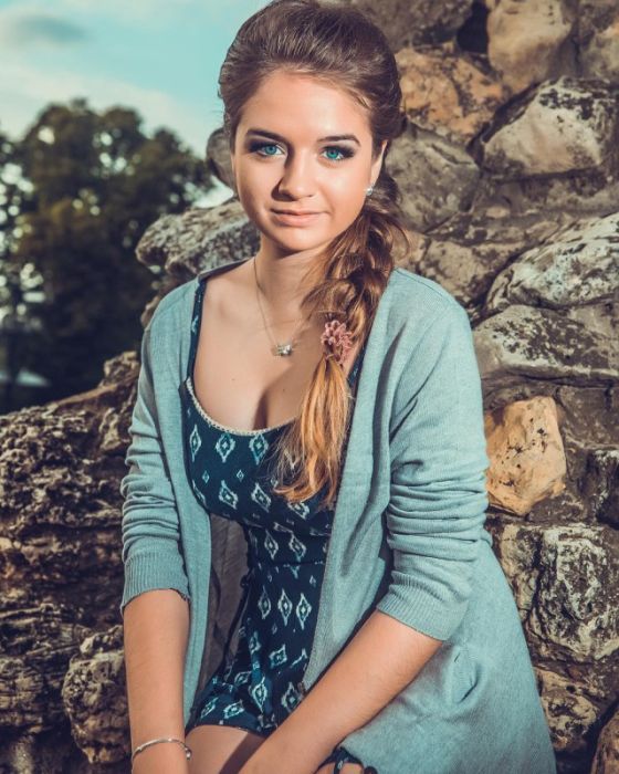 Очаровательные девушки в платьях