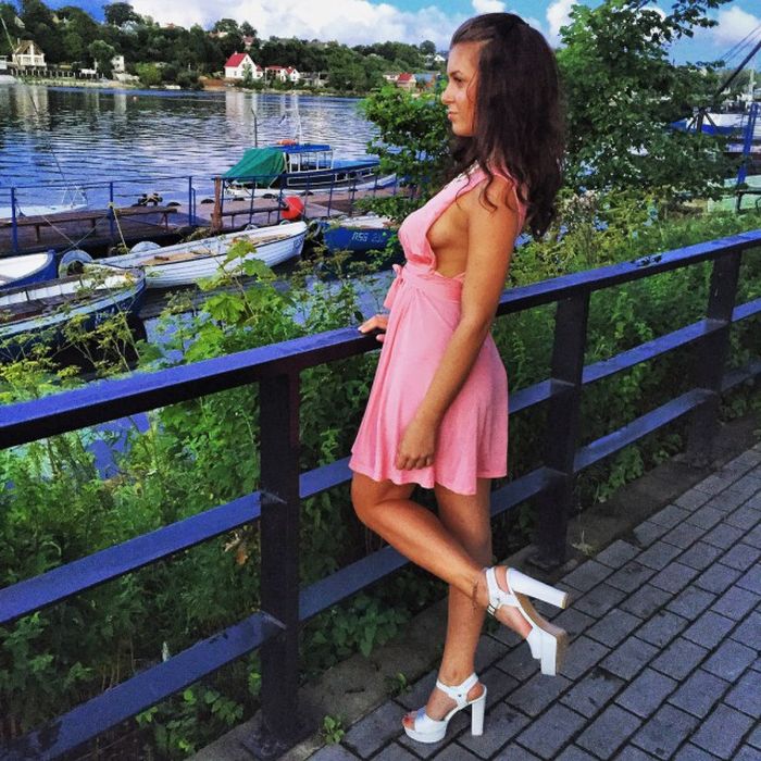 Очаровательные девушки в платьях