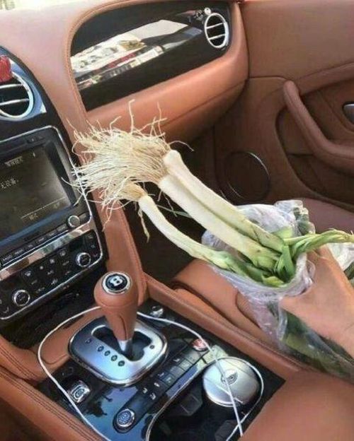 Китаец отделался пучком лука за поврежденный Bentley