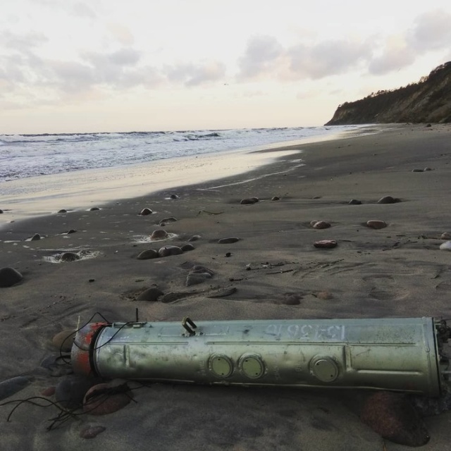 Житель Калининградской области нашел на берегу моря странное устройство