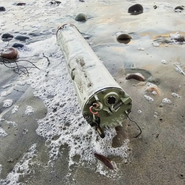 Житель Калининградской области нашел на берегу моря странное устройство