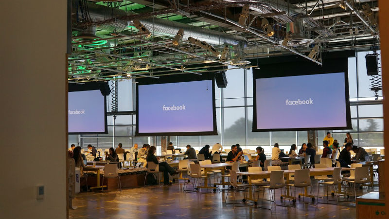 Бывшая модератор Facebook судится с компанией за то, что получила расстройство психики на работе