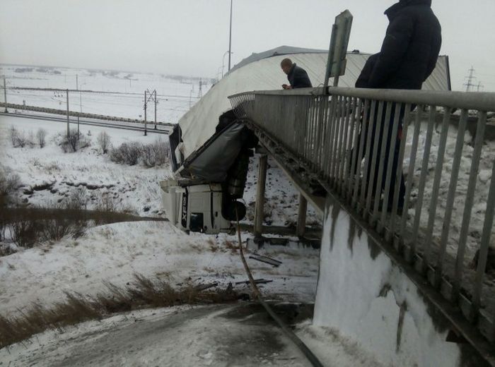 В Кемеровской области фура повисла на мосту после ДТП