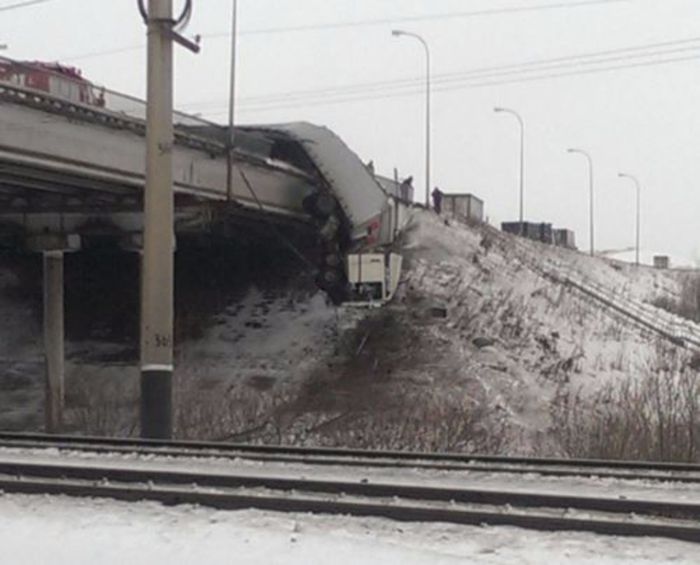 В Кемеровской области фура повисла на мосту после ДТП