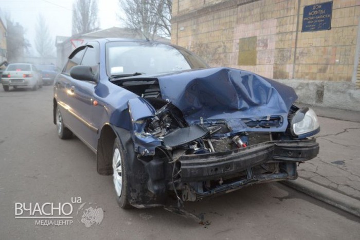Последствия лобового столкновения Daewoo и УАЗа